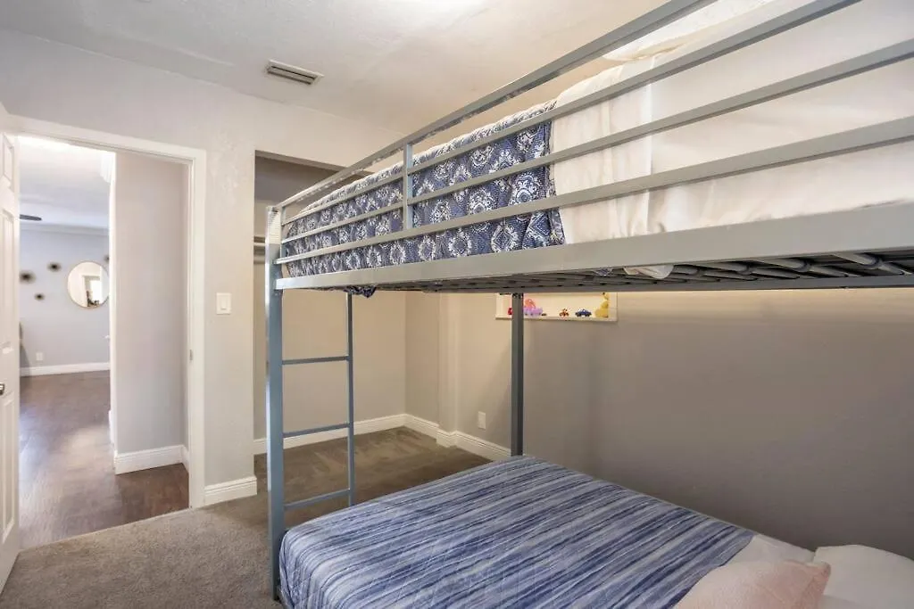 Holiday home Entirehouse W/Bush Garden View_Private Heated Pool Villa Tampa United States
